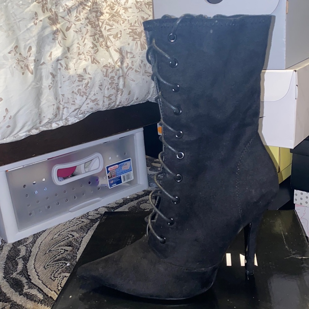 Black heels boots